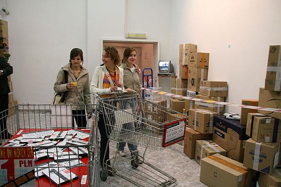 galeria nowych mediów - ostatnie dni niskich cen - (środkowa sala) - gorzów 2007 #NaZakupach
