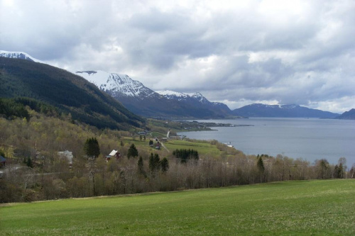 Rovde , widok na wieś i fjord od strony wschodniej