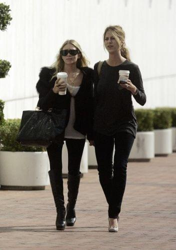 Ash with a friend in Beverly Hills-paparazzi październik 2007