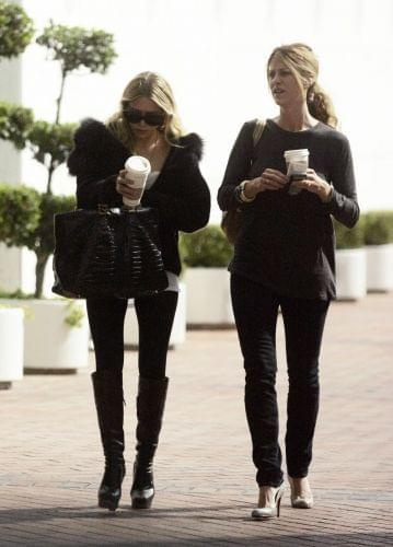 Ash with a friend in Beverly Hills-paparazzi październik 2007