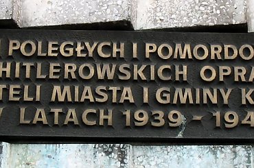 KOLUSZKI. POMNIK PAMIĘCI POLEGŁYCH I POMORDOWANYCH PRZEZ HITLEROWSKICH OPRAWCÓW OBYWATELI MIASTA I GMINY KOLUSZKI W LATACH 1939 - 1945 #Koluszki #pomnik #pamięć #poległy #pomordowany #hitlerowcy #oprawcy #miasto #gmina #foto #zdjęcie #tablica