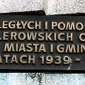 KOLUSZKI. POMNIK PAMIĘCI POLEGŁYCH I POMORDOWANYCH PRZEZ HITLEROWSKICH OPRAWCÓW OBYWATELI MIASTA I GMINY KOLUSZKI W LATACH 1939 - 1945 #Koluszki #pomnik #pamięć #poległy #pomordowany #hitlerowcy #oprawcy #miasto #gmina #foto #zdjęcie #tablica
