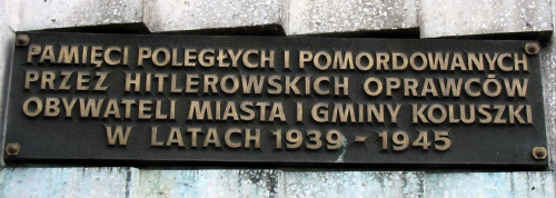 KOLUSZKI. POMNIK PAMIĘCI POLEGŁYCH I POMORDOWANYCH PRZEZ HITLEROWSKICH OPRAWCÓW OBYWATELI MIASTA I GMINY KOLUSZKI W LATACH 1939 - 1945 #Koluszki #pomnik #pamięć #poległy #pomordowany #hitlerowcy #oprawcy #miasto #gmina #foto #zdjęcie #tablica