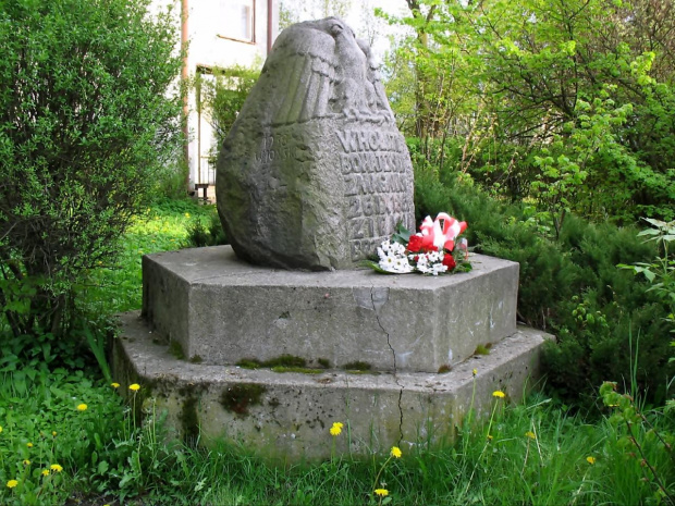 Gałków Duży gm. Koluszki POMNIK BOHATERSKIM ZMAGANIOM 26.09.1863 roku. NAPIS WYRYTY Z BOKU POMNIKA O TREŚCI - 1938 W JOŃSKI #Koluszki #obelisk #pomnik #TadeuszKościuszko #zdjęcie #orzeł