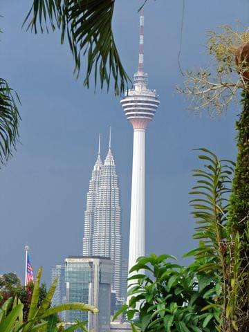 Kuala Lumpur Orchid Garden Ogród Orchidei) i widok na Petronas Towers oraz Menara Kuala Lumpur