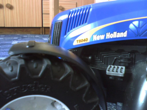 New Holland T8040.Widać nawet napis BRUDER