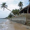 Morze południowo-chińskie i betonowy mur przy plaży, Mui Ne