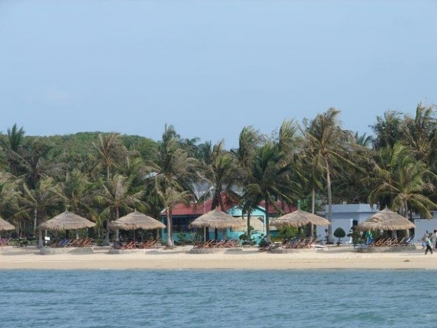 Plaża na jednej z wysepek niedaleko Nha Trang