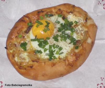 Cebulakiz jajkiem.Przepisy na : http://www.kulinaria.foody.pl/ , http://www.kuron.com.pl/ i http://kulinaria.uwrocie.info/ #wypieki #cebulaki #śniadanie #zapiekanki #jajka #kolacja #jedzenie #kulinaria