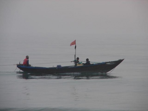 zdjęcie łodzi rybackiej z "chińskiej plaży", niedaleko Hoi An