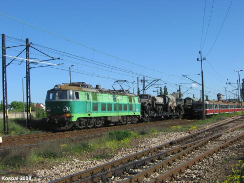 09.05.2008 ET22-724 (CM Łódź) z pociągiem wojskowym wjeżdża na stację towarową w Kostrzynie. Transport najprawdopodobnie do Prostyni.