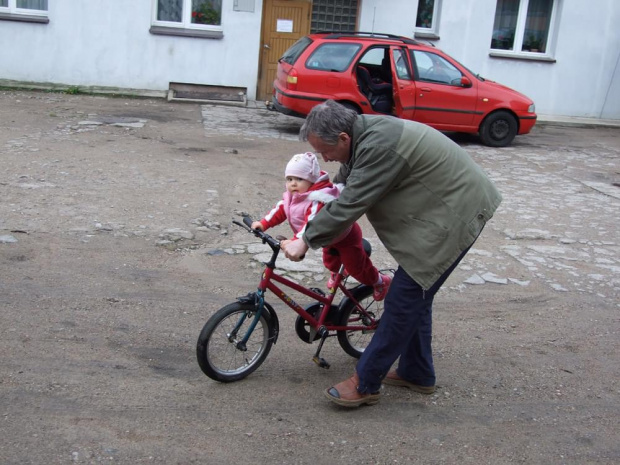 tak dziadek uczy mnie jeździć na rowerze ale jest ona chyba jeszcze dla mnie za duży ;))
