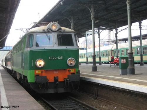 28.10.2007 (Szczecin Główny) ET22-125 z pociągiem Regio + z Tczewa.