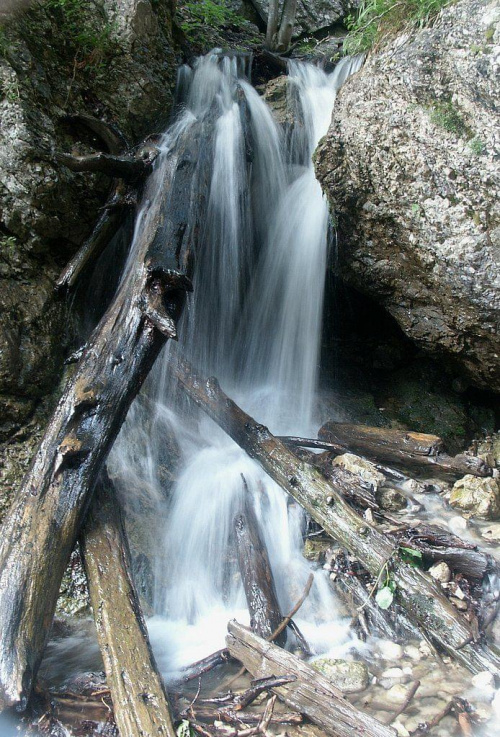 ...jak wodne nimfy w strumieniach kaskady, gdzie woda pieści ich nagie ciała #góry #mountain #Fatra #Diery #potok #kaskada