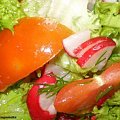 Taka sobie sałata z pomidorami i rzodkiewką .Przepisy na : http://www.kulinaria.foody.pl/ , http://www.kuron.com.pl/ i http://kulinaria.uwrocie.info #surówka #sałata #pomidory #rzodkiewka #PrzepisyKulinarne #jedzenie #gotowanie #obiad #kulinaria