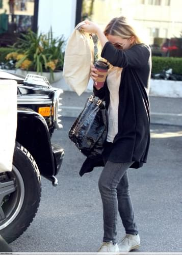 Ashley shopping at Amarees in Newport Beach-paparazzi marzec 2008