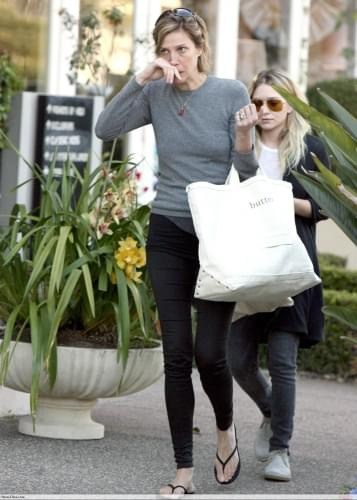 Ashley shopping at Amarees in Newport Beach-paparazzi marzec 2008