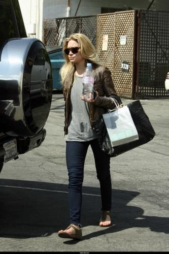 Ashley leaving the Neil George Hair Salon-paparazzi kwiecień 2008