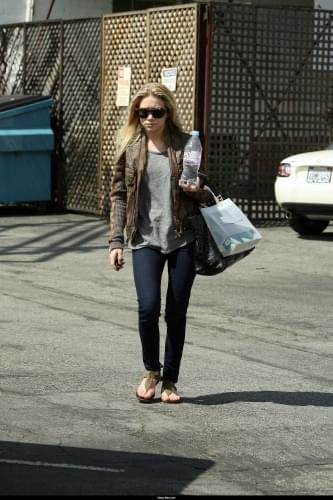 Ashley leaving the Neil George Hair Salon-paparazzi kwiecień 2008