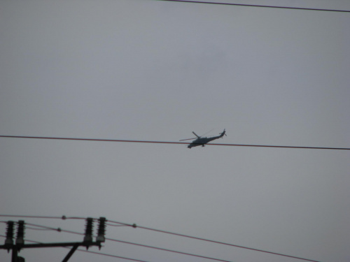 Śmigłowiec Mi-24 nad halą szybowcową w Jeleniej górze #lotnictwo #śmigłowce #niebo #helikopter #mi24