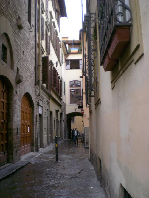 uliczka we Florencji. robione aparatem NIKON COOLPIX S200 :)