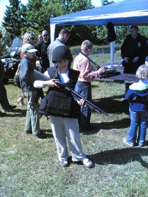 Arek przygotowuje się do pracy w policji