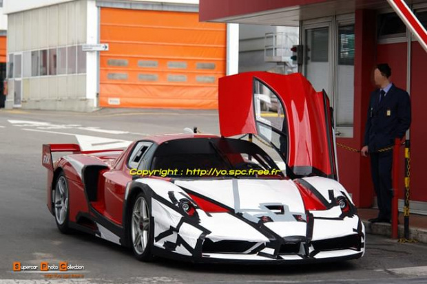 Ferrari FXX na drodze