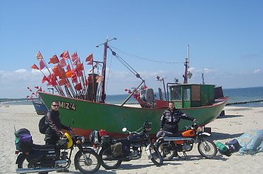 Międzyzdroje, chwila po konsumpcji wędzonej ryby, za którą jak się potem okazało trzeba zapłacić 40zł za porcję.. #rajd #morze #bałtyk #wsk #sport #m21w2 #W2B #SO1 #świdnik #PredomDezamet #romet #simson #suzuki #yamaha #honda #kawasaki