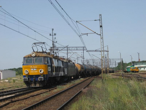 31.05.2008 ET22-R005 + 182 024-0 z pociągiem towarowym z ropą do Trzebini, opuszcza Kostrzyn (KoB).