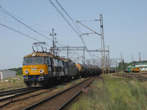 31.05.2008 ET22-R005 + 182 024-0 z pociągiem towarowym z ropą do Trzebini, opuszcza Kostrzyn (KoB).