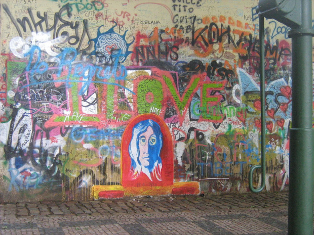 Praga - przy Ambasadzie Francuskiej od lat malowane graffiti - John Lennon