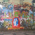 Praga - przy Ambasadzie Francuskiej od lat malowane graffiti - John Lennon