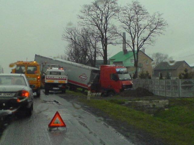 ślisko #samochody #ciężarówki #tir #wypadeek