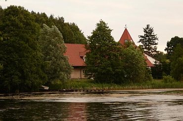 Dom letniskowy nad jeziorem. #jezioro #widok #dom