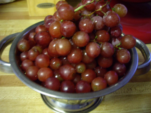winogrona najlepsze sa male, czerwone, bez pestek, ale uzywac mozna wszelkie owoce pokrojone w male kawalki, albo uzywac kawalki czekolady (specjalna do cista), albo rodzynki. Ococe z puszki tez moga byc