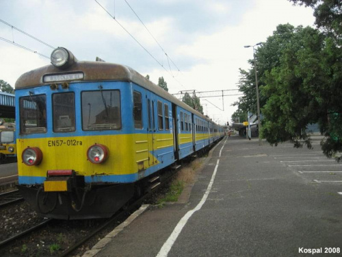 14.06.2008 (Zielona Góra) EN57-022 oraz EN57-012 jako pociąg osobowy do Wrocławia Gł, gotowy do odjazdu.