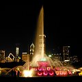 fontanna-przybierala rozne barwy-a woda wysoko strzelala w gore-Chicago
