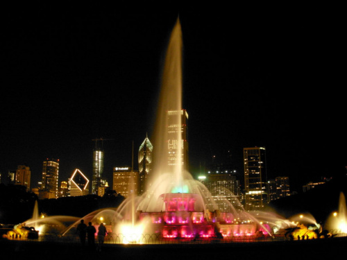 fontanna-przybierala rozne barwy-a woda wysoko strzelala w gore-Chicago