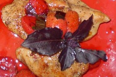 Pierś z kurczaka z truskawkami z sosem sojowym.Przepisy na : http://www.kulinaria.foody.pl/ , http://www.kuron.com.pl/ i http://kulinaria.uwrocie.info #kurczak #PierśZKurczaka #DrugieDanie #obiad #truskawki #jedzenie #kuinaria #gotowanie