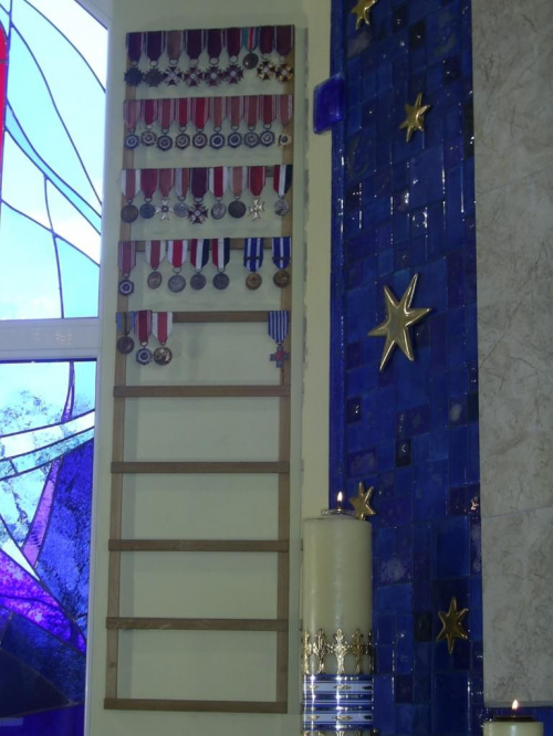 Gablota z odznaczeniami i medalami po zmarłych żołnierzach. #Militaria #Kościoły