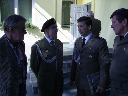 mjr Wiesław Chłopek oficer 11 LDKPanc w rozmowie z kombatantami. #WMieście #WSzkole #WPlenerze