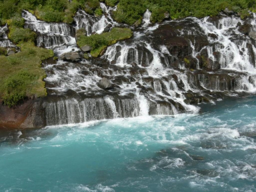 Wodospad Hraunfossar na rzece Hvita. ISLANDIA ZACHDNIA