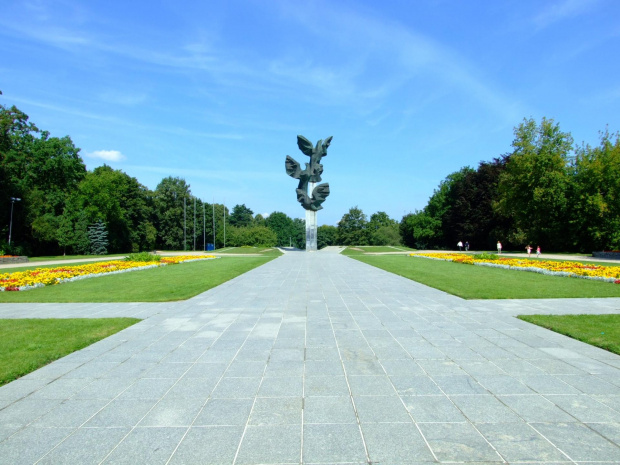 Jasne Błonia - widok na pomnik Trzech Orłów - Szczecin #JasneBłonia #plac #pomnik #szczecin #TrzyOrły