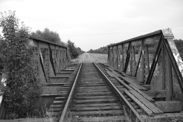 Stary nieużywany most kolejowy #most #widok #czerń #opuszczone