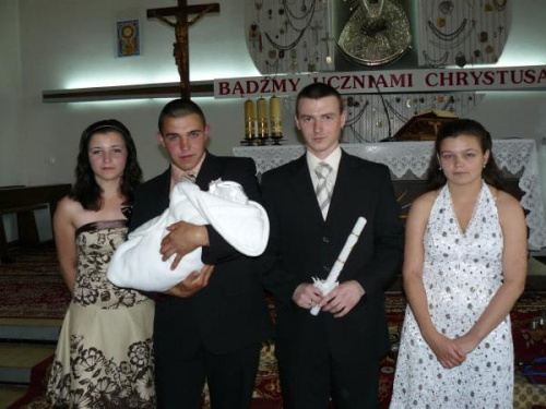 Chrzestni z Rodzicami i IWONCIA :))