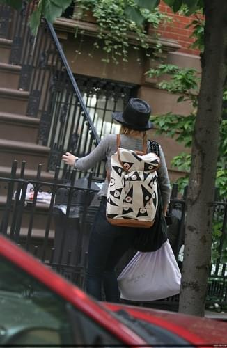 Ashley arriving at her house in West Village in NYC-paparazzi czerwiec 2008
