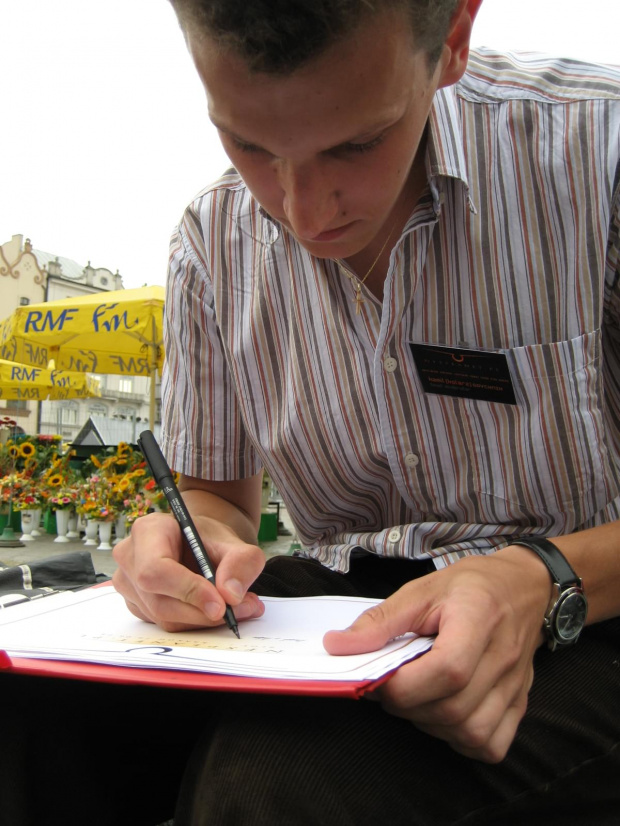 Kolarz rozdaje autografy^^