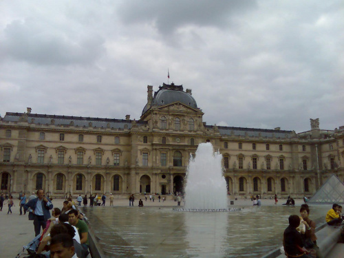Fontanna niedaleko Louvre w Paryzu #Paryz #Paris #Francja #Louvre #fontanna