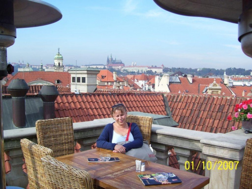 Weekend w Pradze (w kawiarnii na dachu :) z widokiem na Zamek na Hradczanach) #Auta #Most #Muzeum #Praga #Rzeka #Wełtawa #Zabytki