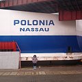 Córka na tle części promu "Polonia" w porcie w Świnoujściu #Rodzina #Prom #Morze #Statek